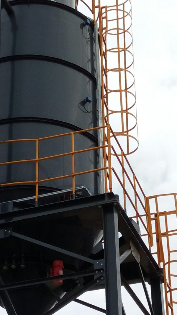 Fly ash silo with vibrating bin activator