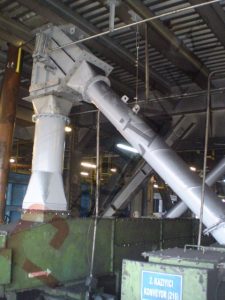 Pulverized coal gravity discharge to conveyors flap diverter valve