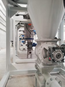 Flow through rotary feeders installed to big bag disharge systems