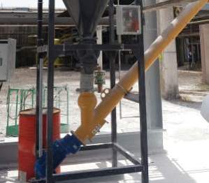 Rotary airlock feeding screw conveyor