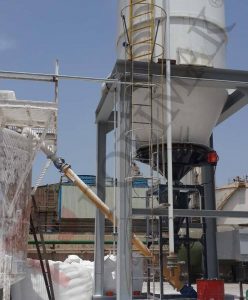 Powder conveying screw feeder silo discharge system